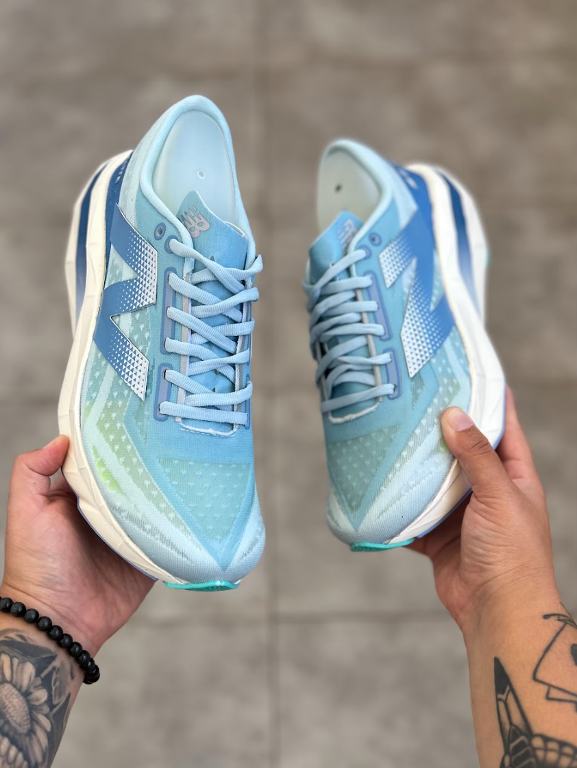 New Balance Fuelcell Rebel V4 - Azul e Branco - Feminino