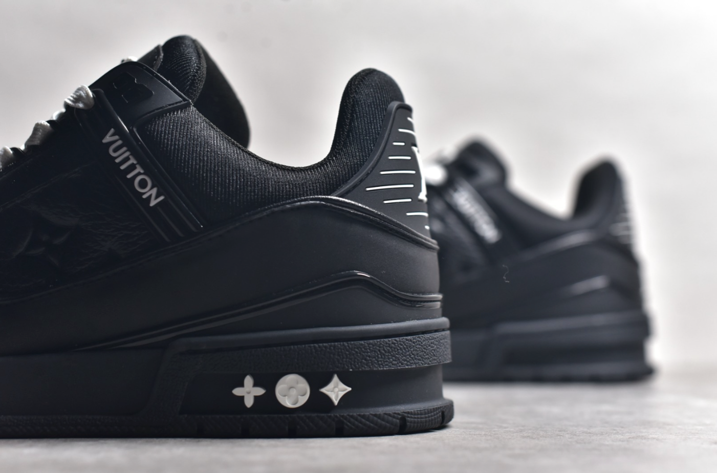 Louis Vuitton Trainer - Black/White