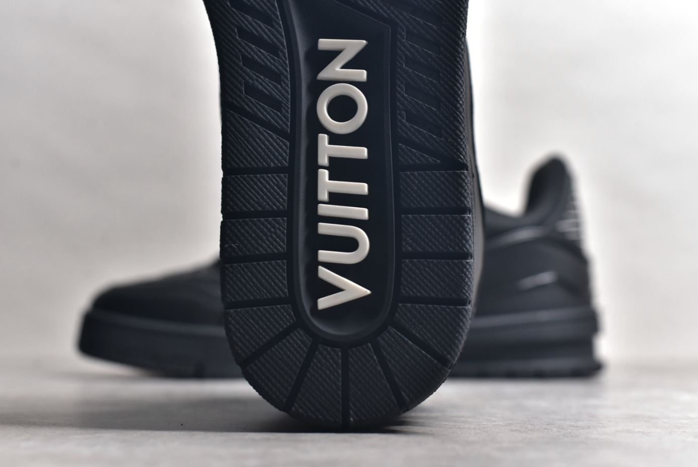 Louis Vuitton Trainer - Black/White