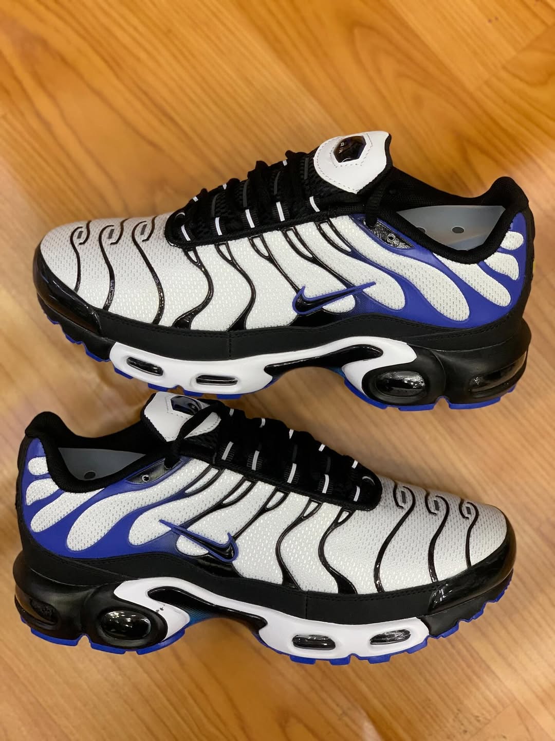 Nike Air Max TN Plus - Branco com Azul e Preto
