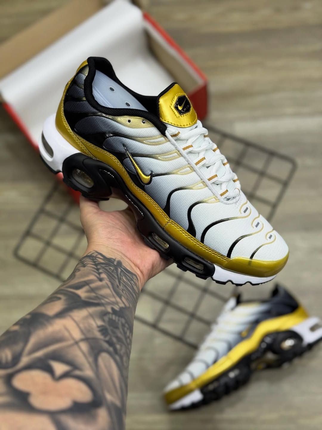 Nike Air Max TN Plus - Branco/Preto e Dourado