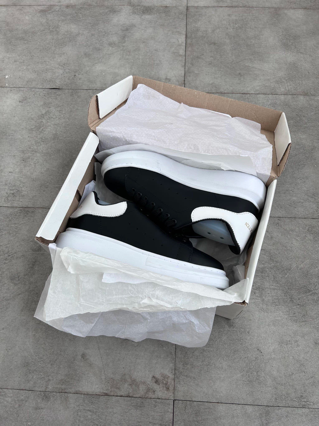 Alexander Mcqueen - Preto e Branco