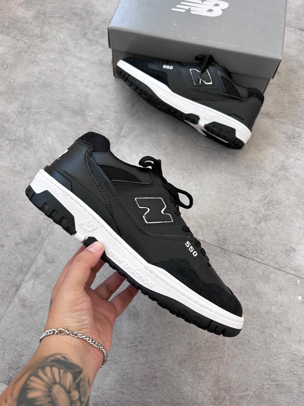 New Balance 550 - Couro Preto e Branco