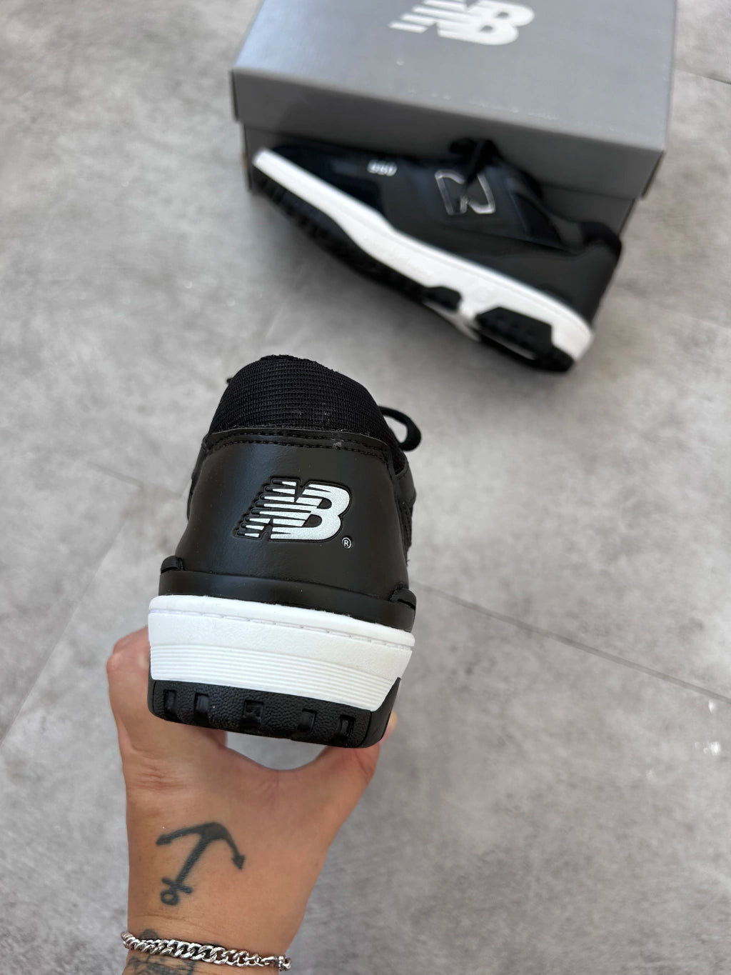 New Balance 550 - Couro Preto e Branco