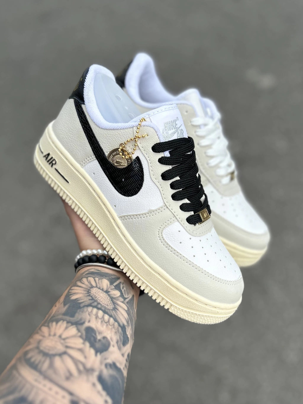 Nike Air Force 1 - Bege e Preto