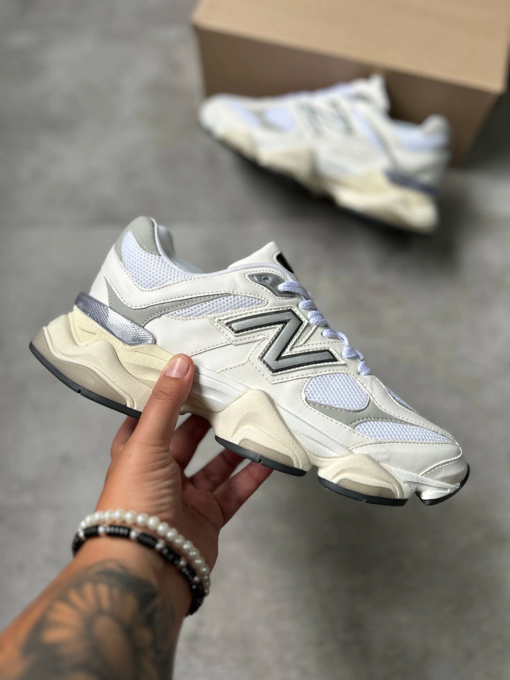 New Balance 9060 - Branco e Cinza