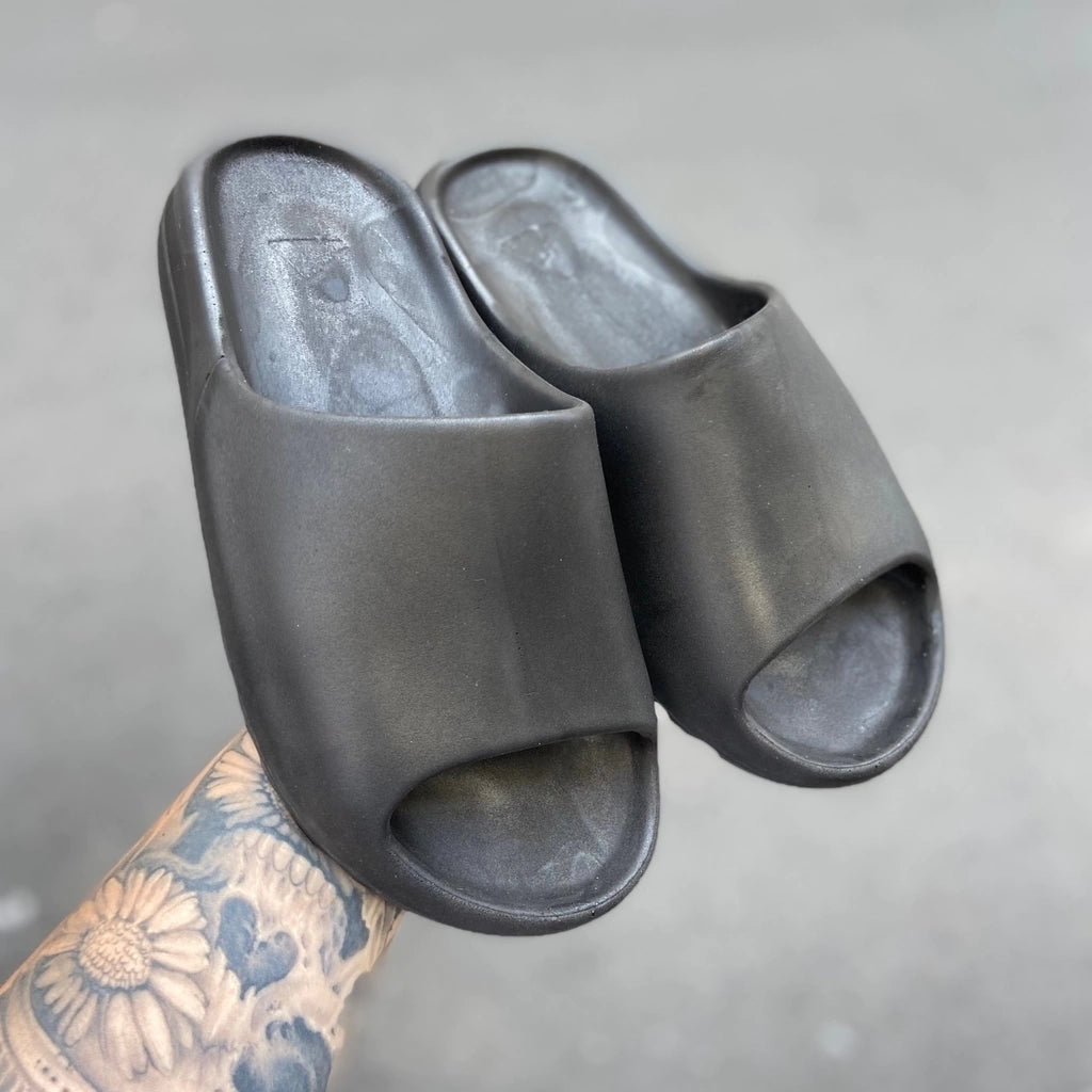 Chinelo Yeezy Slide - Black