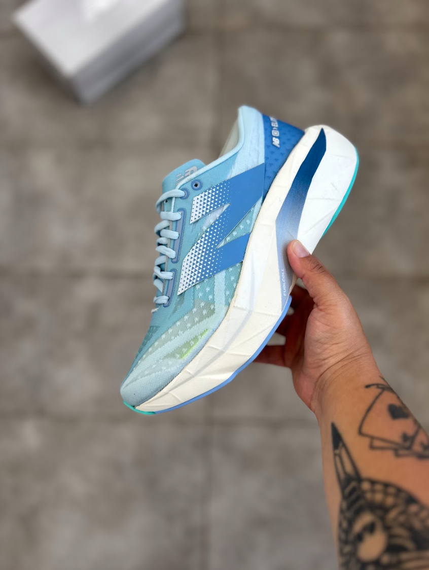 New Balance Fuelcell Rebel V4 - Azul e Branco - Feminino
