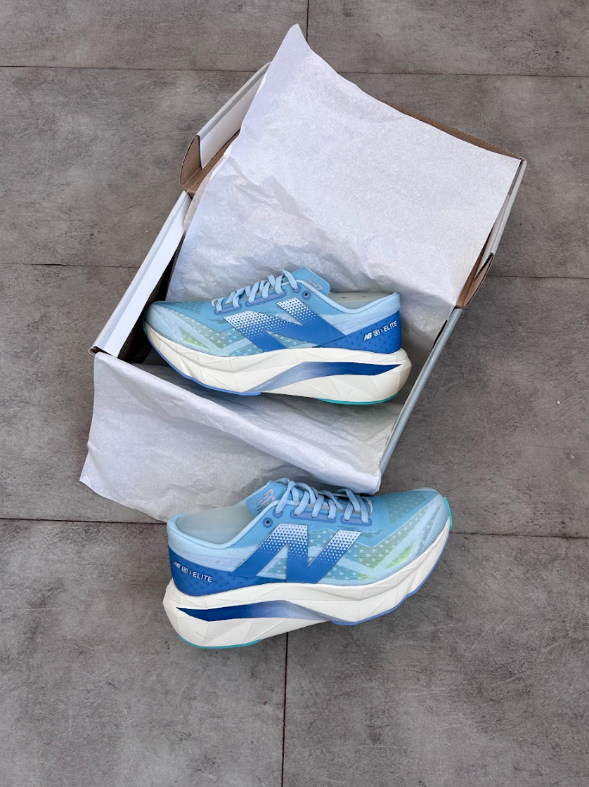 New Balance Fuelcell Rebel V4 - Azul e Branco - Feminino