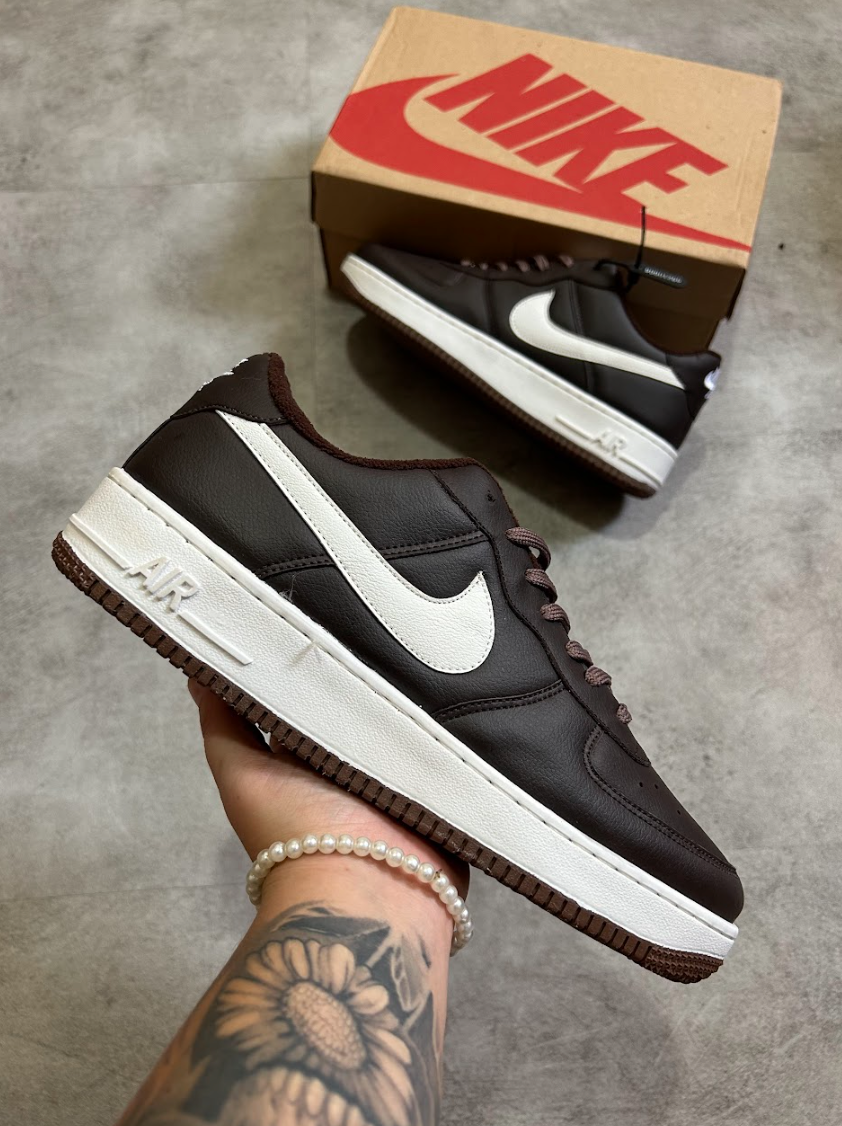 Nike Air Force 1 - Couro Marrom