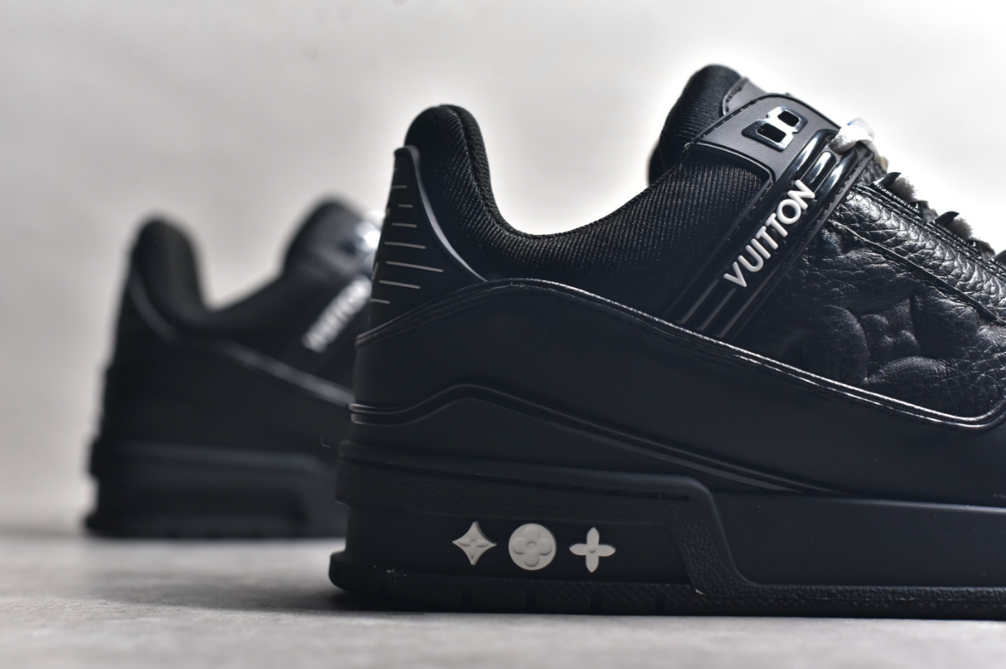 Louis Vuitton Trainer - Black/White