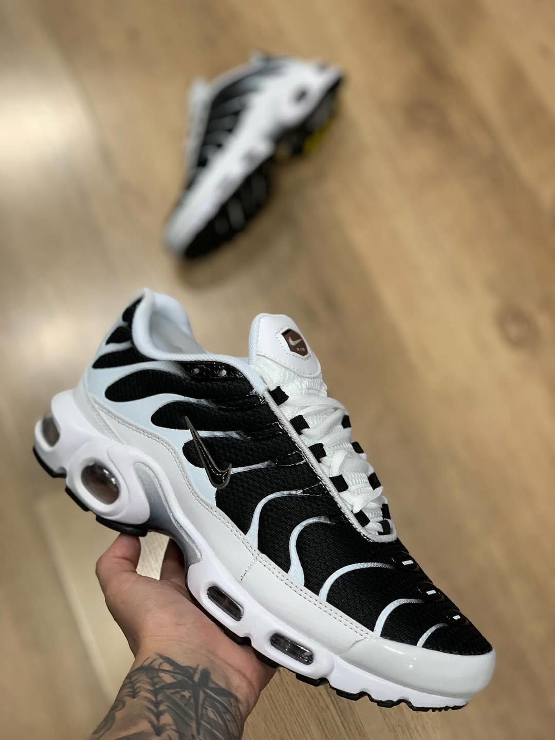 Nike Air Max TN Plus - Branco com Preto