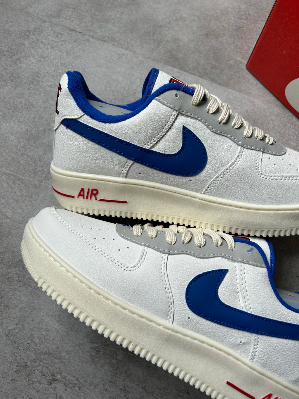Nike Air Force 1 - Couro Branco e Azul