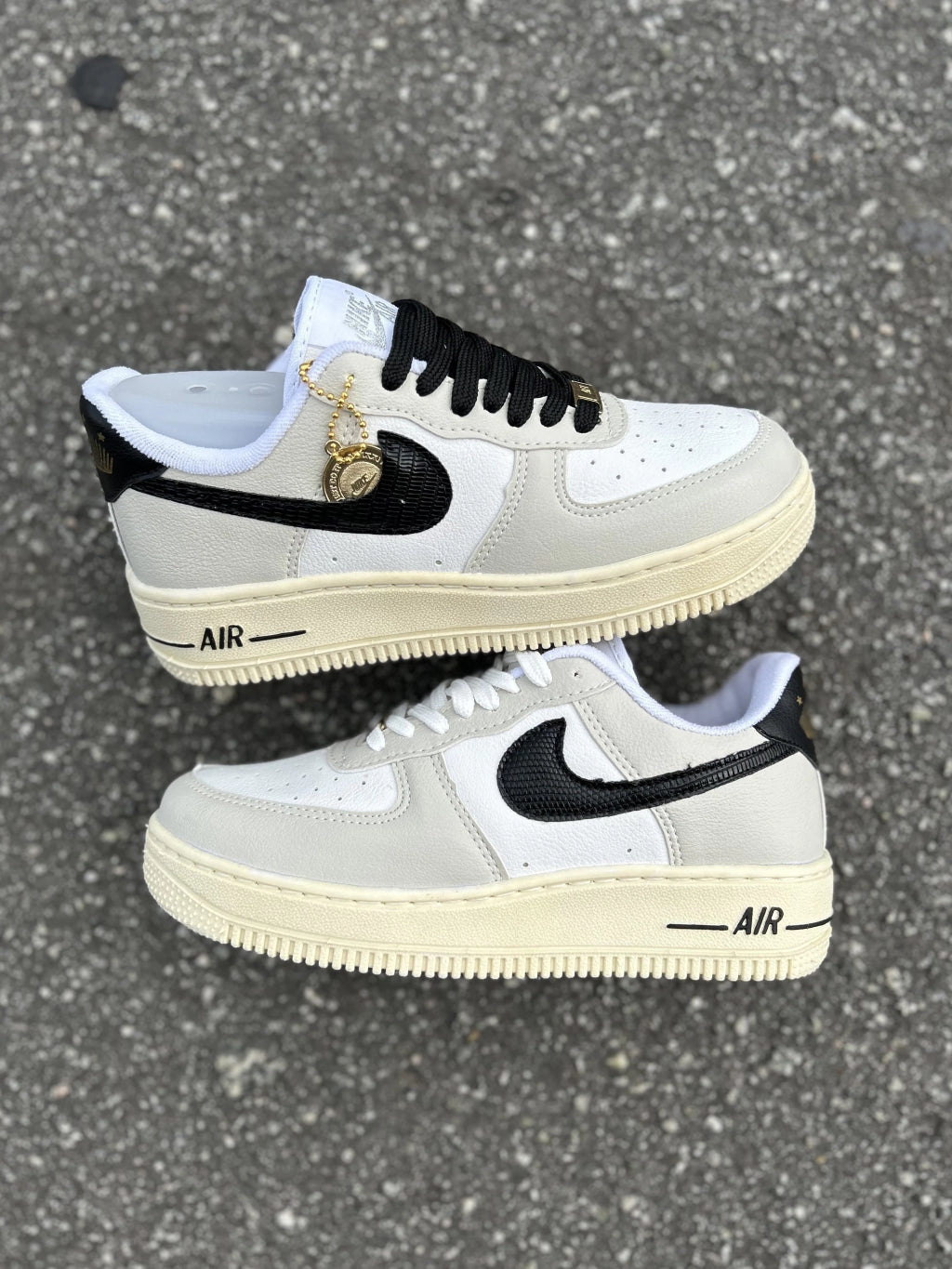 Nike Air Force 1 - Bege e Preto