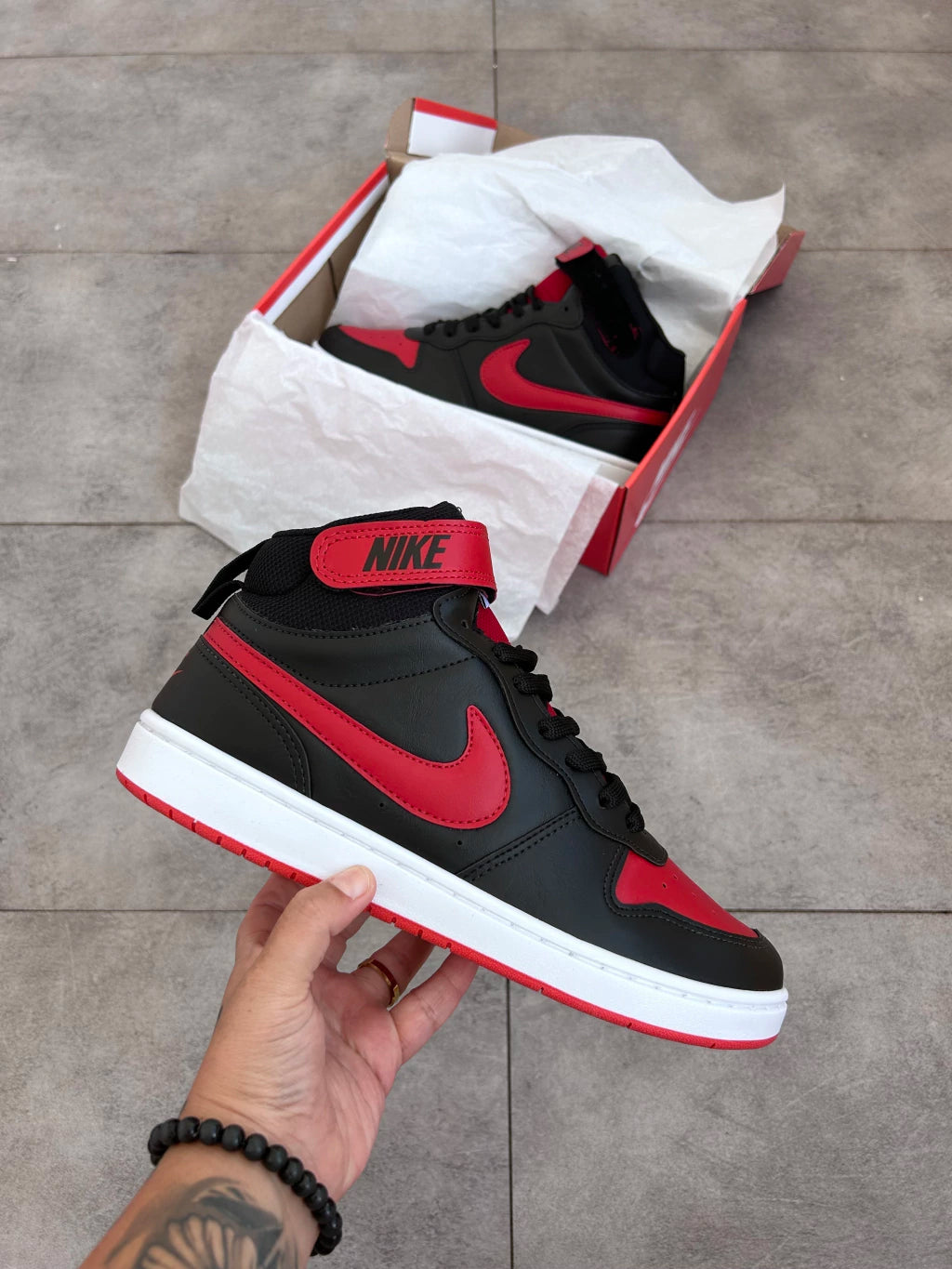 Nike Court Borough Mid - Preto e Vermelho