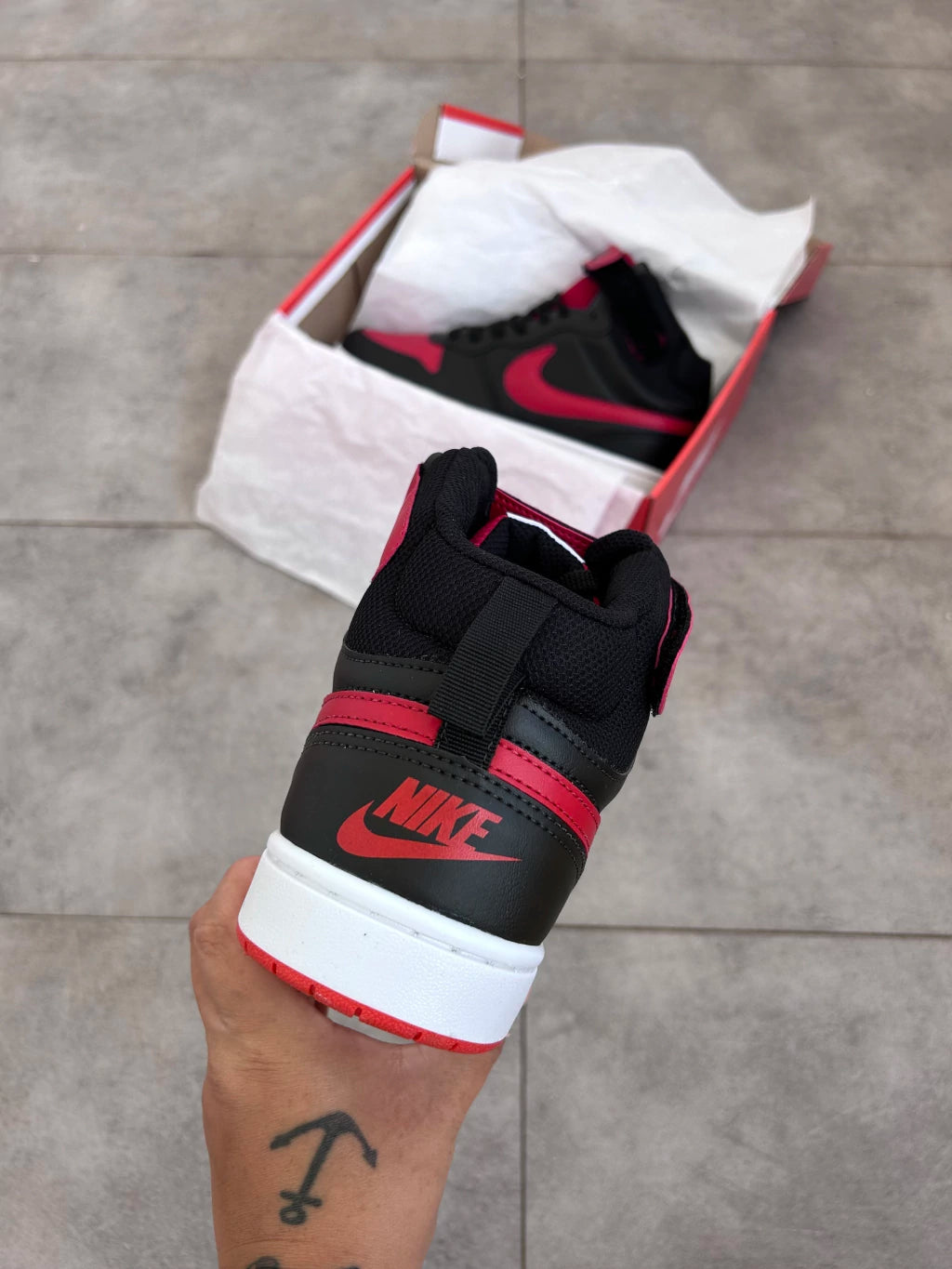 Nike Court Borough Mid - Preto e Vermelho