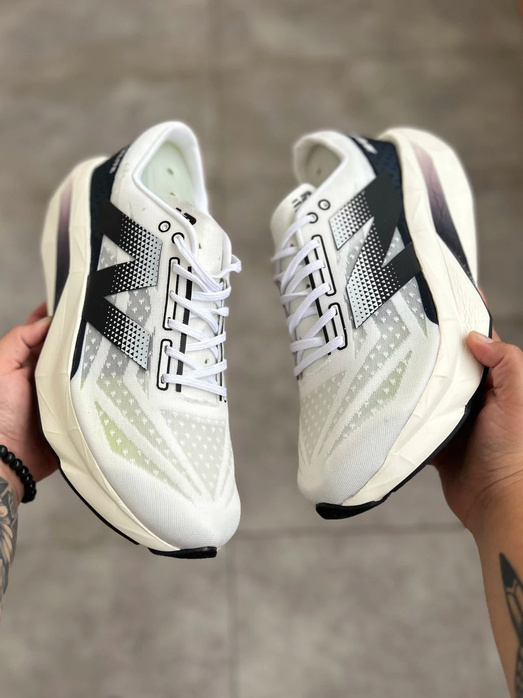 New Balance Fuelcell Rebel V4 - Branco e Preto