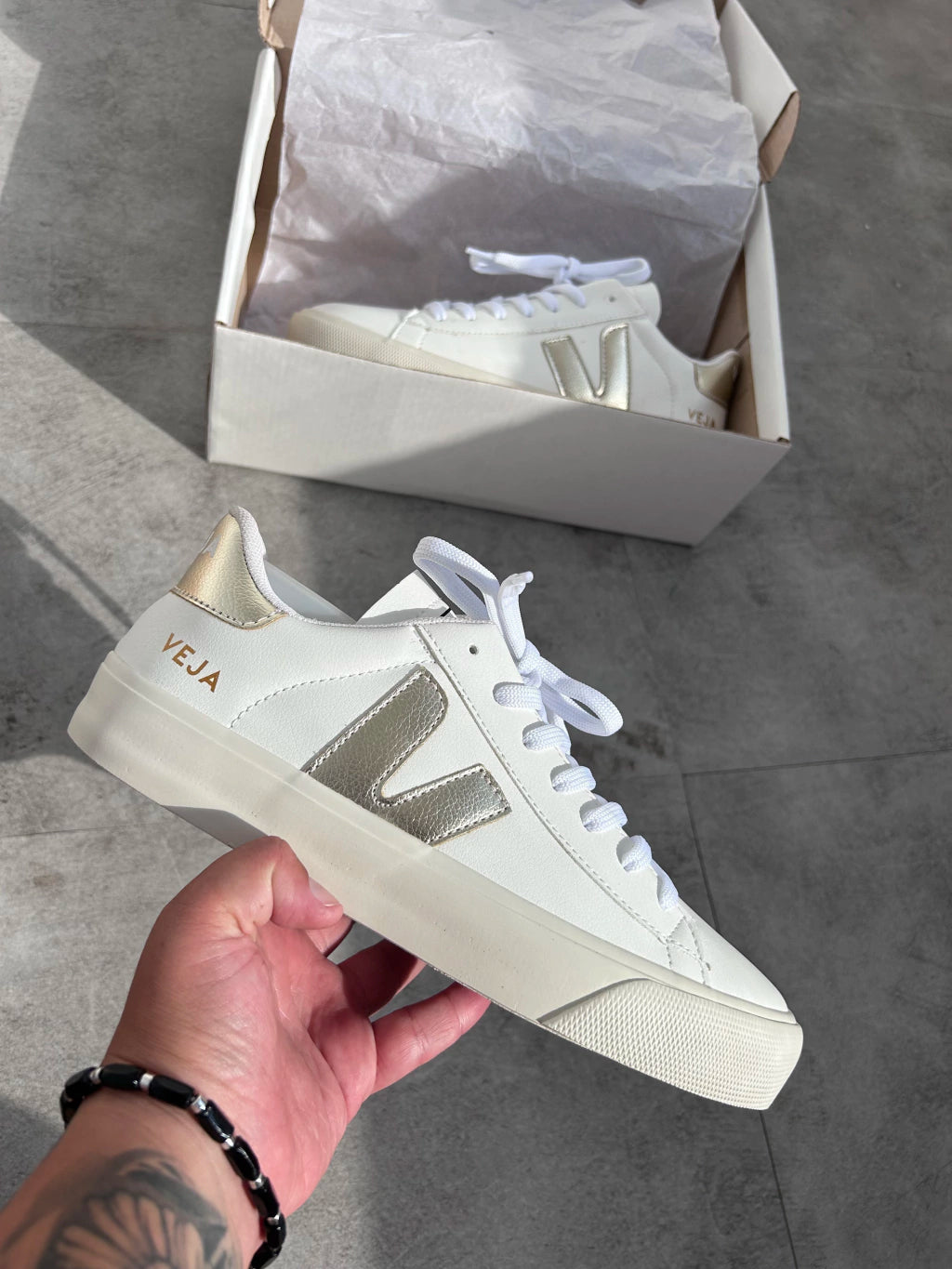 Veja - Branco com dourado